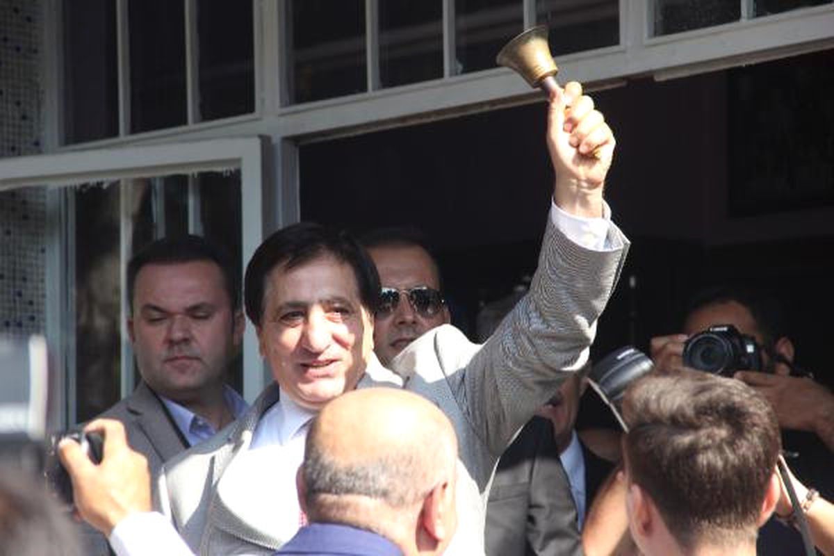Bursa\'da İlk Zili Vali İzzettin Küçük Çaldı