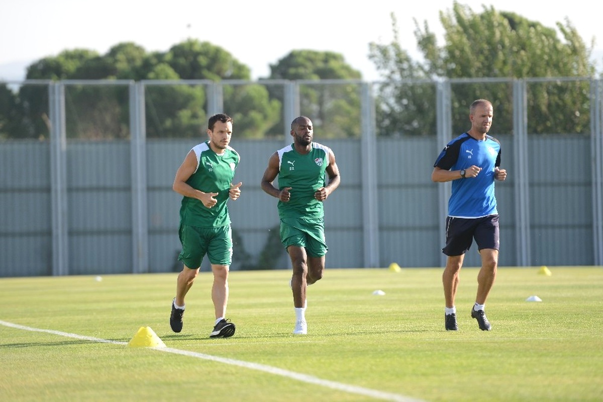 Bursaspor\'da Batalla ve Kembo Takımdan Ayrı Çalıştı