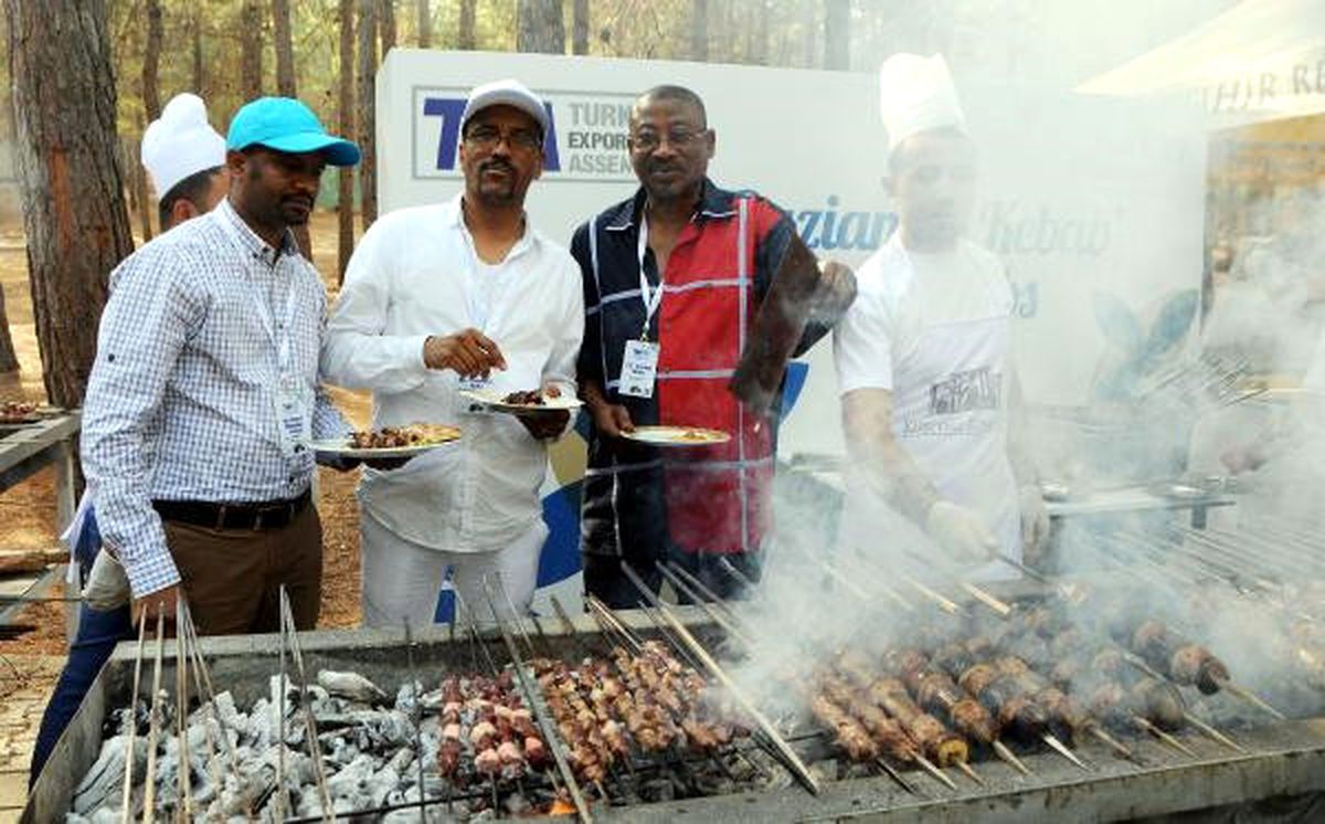 Büyükelçiler Kebap Pişirdi