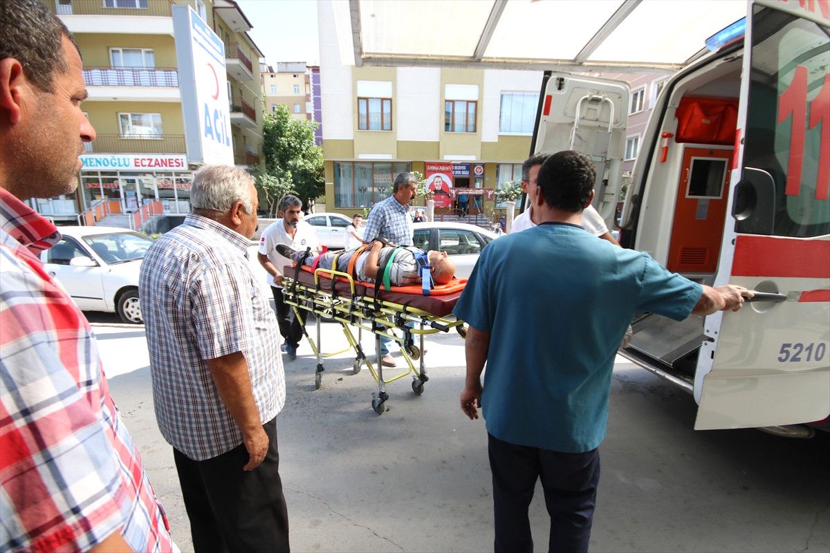 Çatıdan Düşen Kiremit Ustası Yaralandı