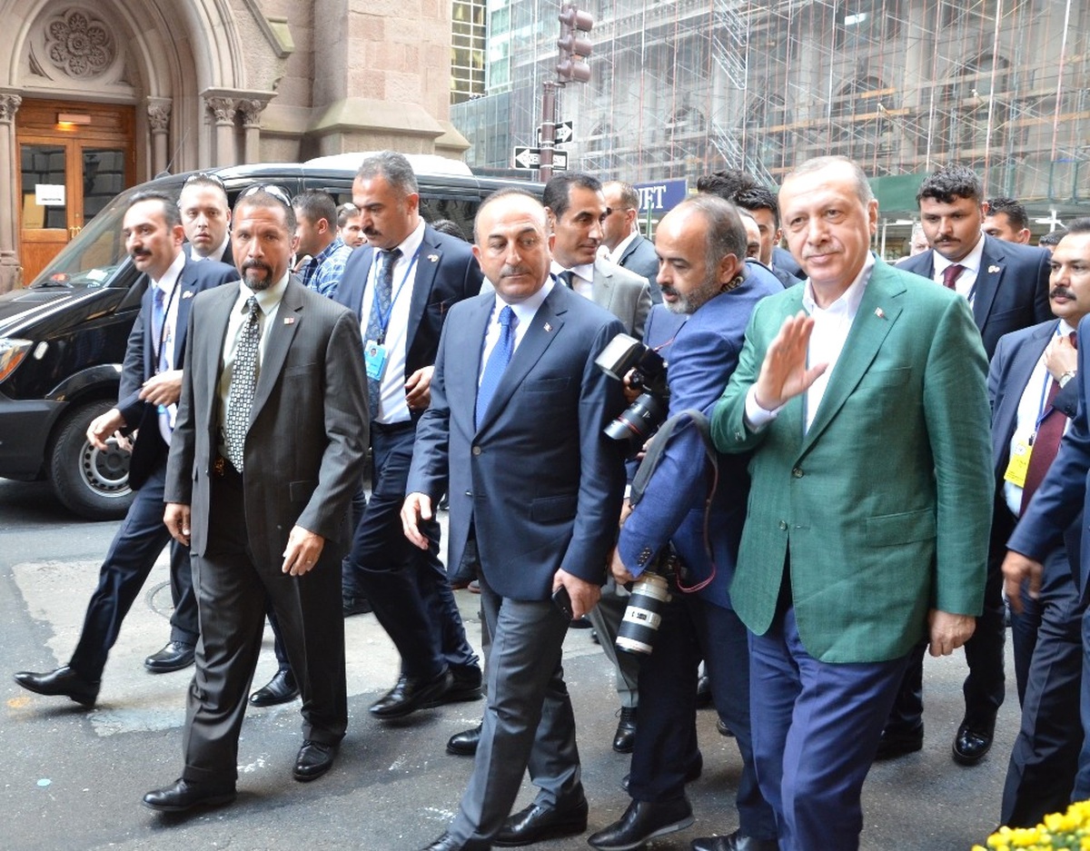 Cumhurbaşkanı Erdoğan\'ın Otelinin Bulunduğu Sokak Trafiğe Kapatıldı