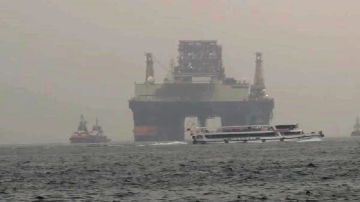 Dev Petrol Arama Platformu İstanbul Boğazı\'ndan Geçiş Yapıyor (1)
