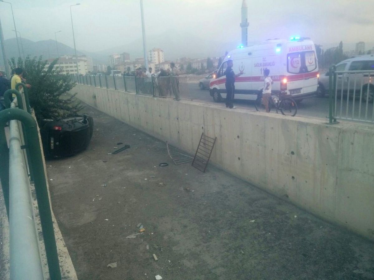 Direksiyon Hakimiyeti Kaybolan Araç Kanala Uçtu: 1 Yaralı