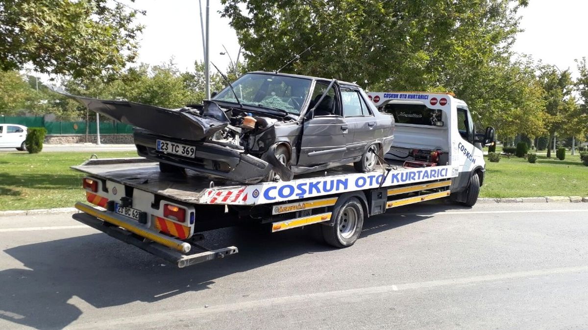 Elazığ\'da Trafik Kazası: 2 Yaralı