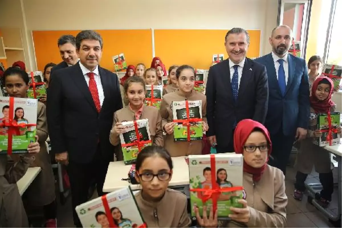 Esenler\'de Çöpten Çıkan 4 Milyon Defter Eğitime Kazandırıldı