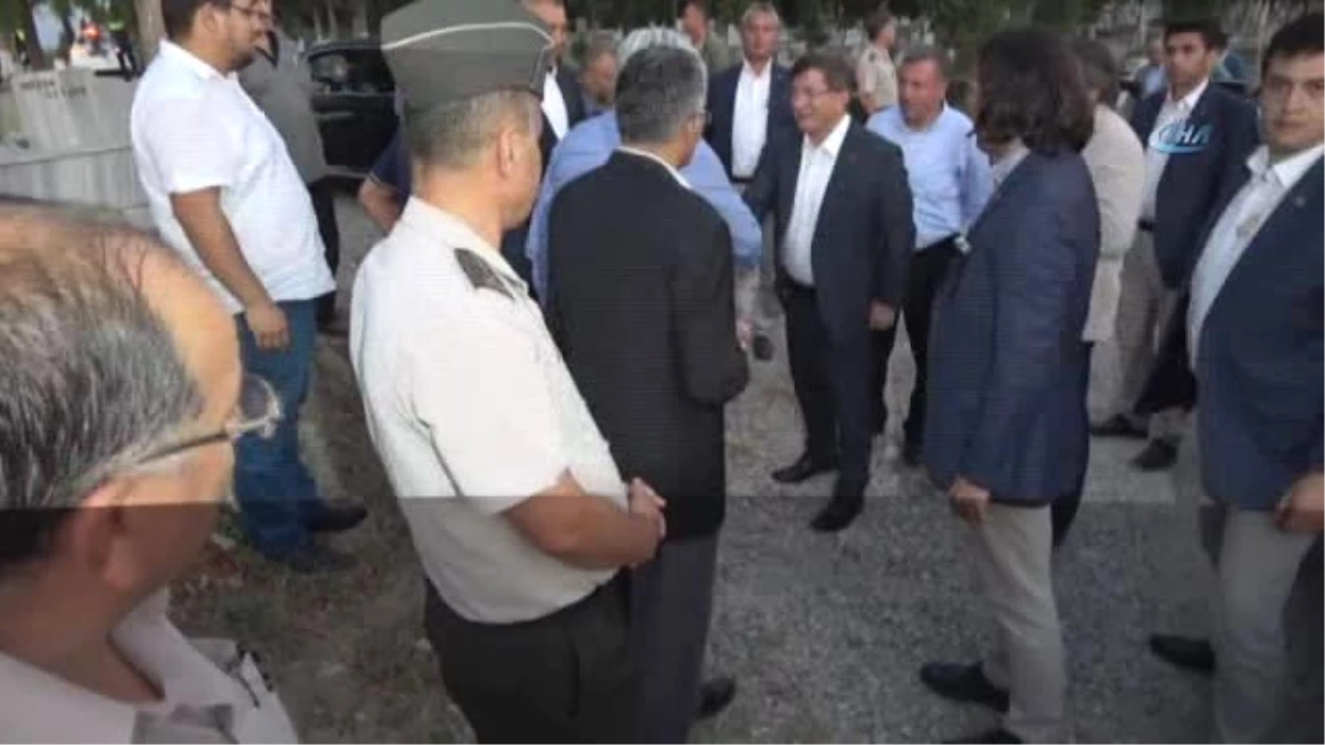 Eski Başbakan Davutoğlu, Akhisar\'da Ahmet Er\'i Kabri Başında Ziyaret Etti