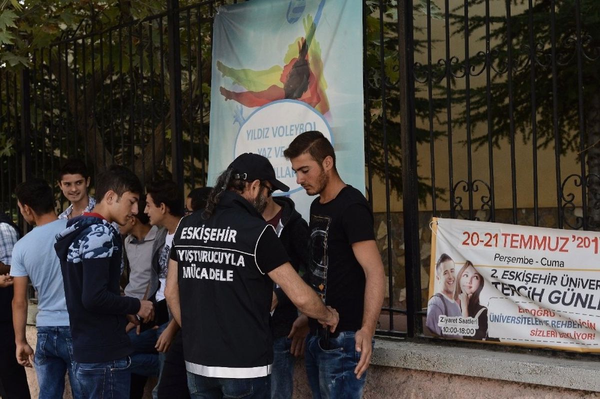 Eskişehir Emniyetinden Okul Önlerinde Sıkı Denetim