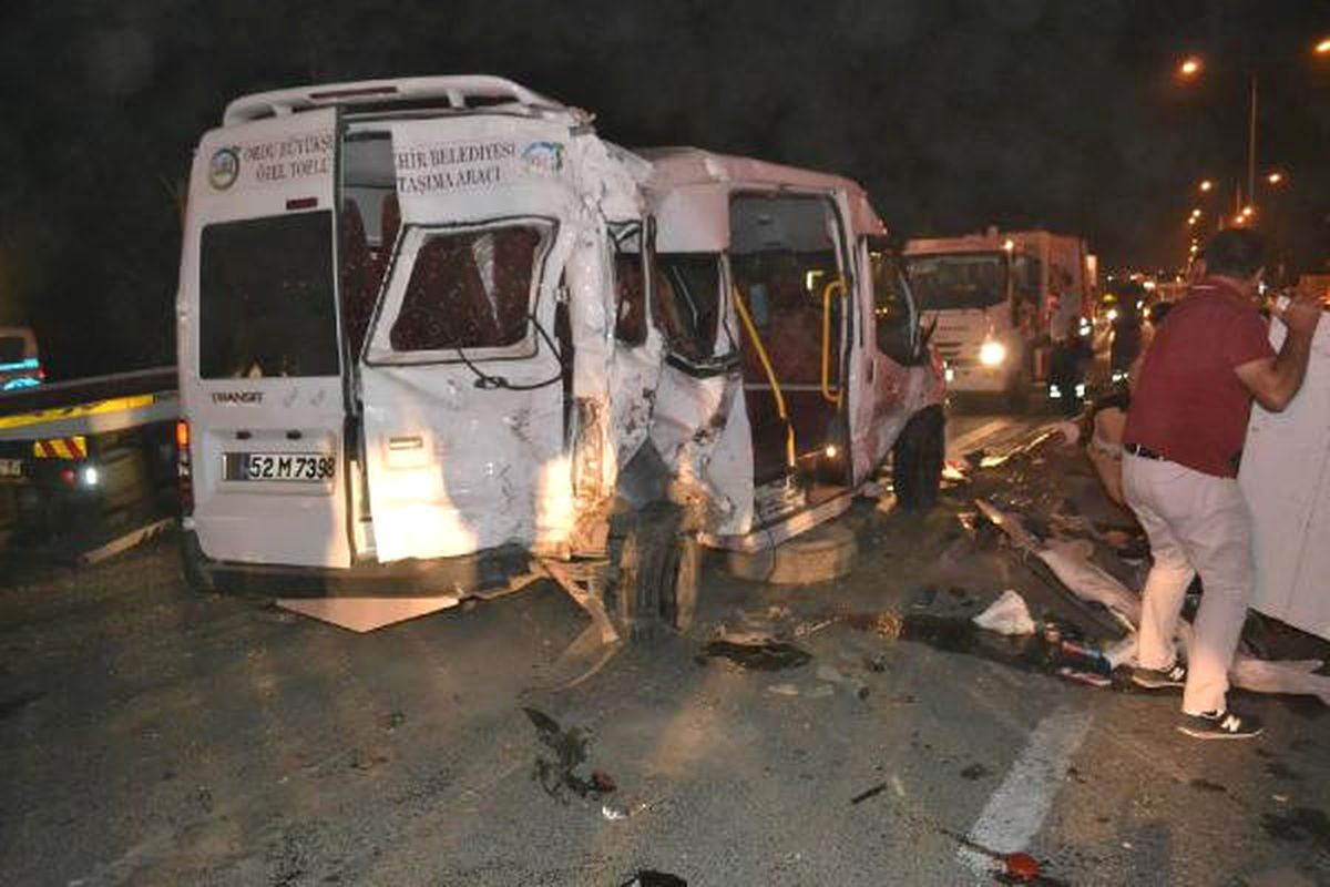 Fatsa\'da 2 Minibüs Çarpıştı: 5 Yaralı