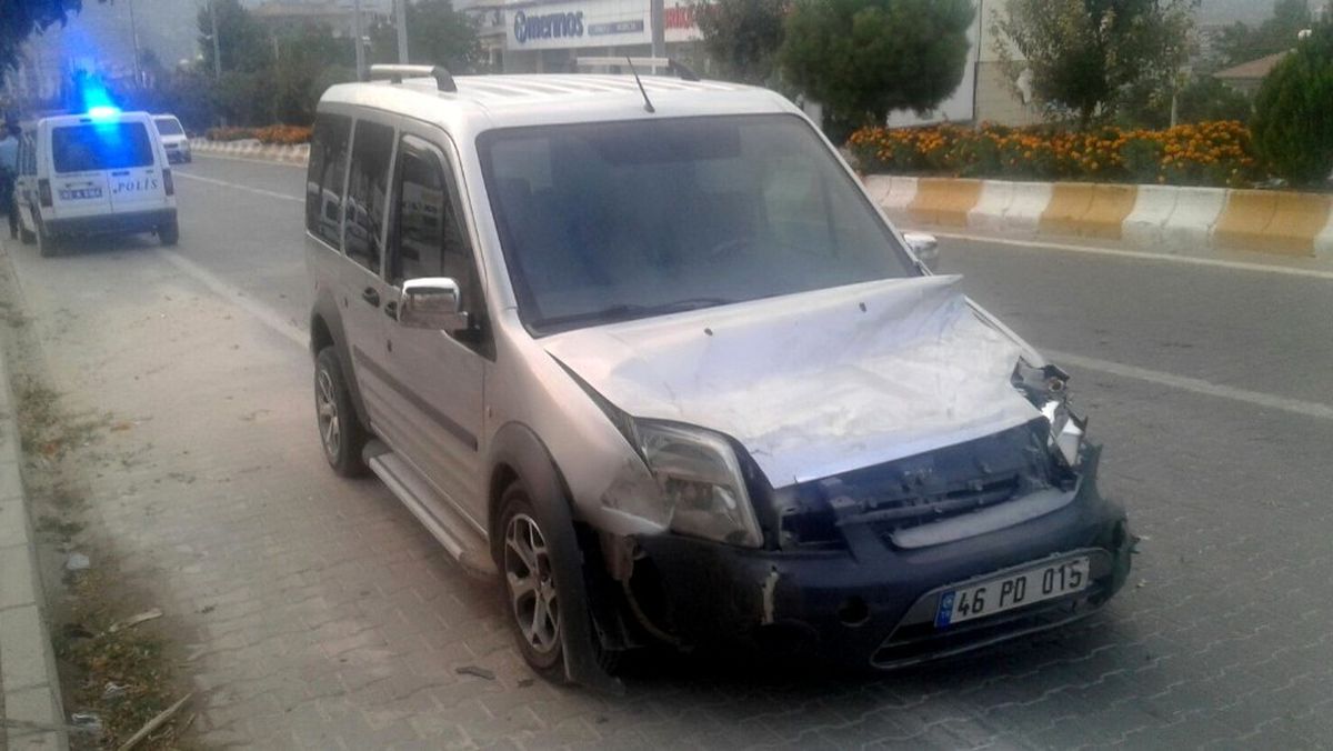 Hafif Ticari Araç At Arabasına Çarptı