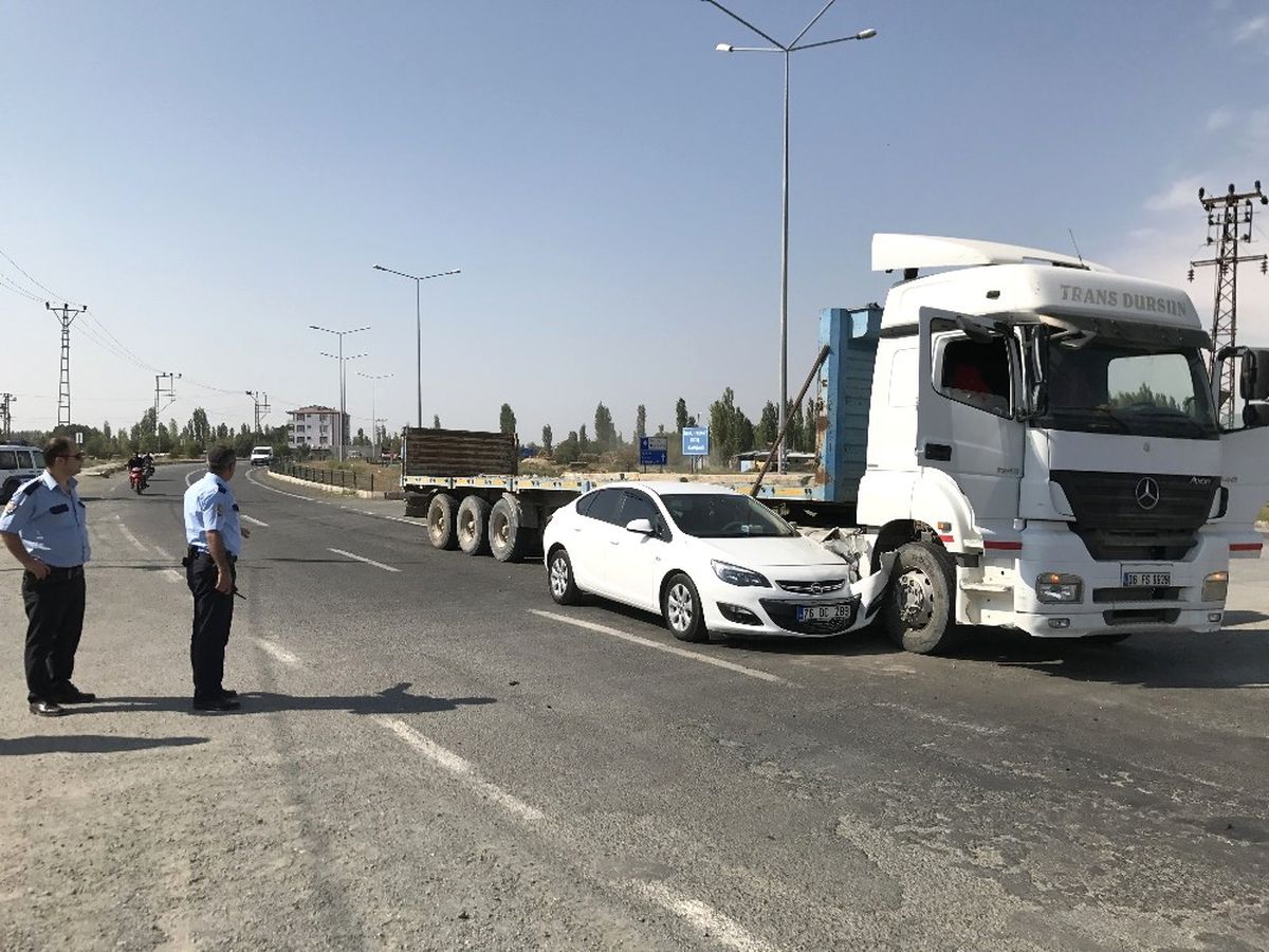 Iğdır\'da Maddi Hasarlı Trafik Kazası