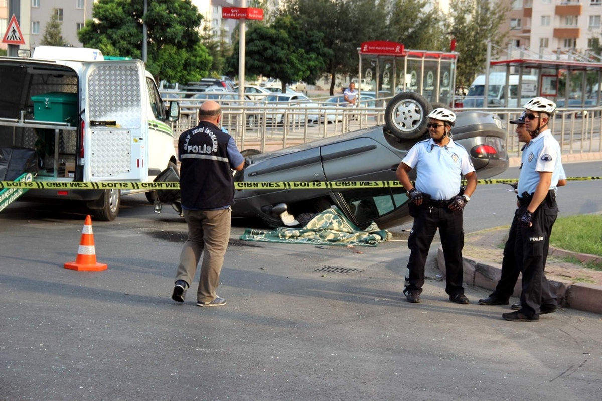 İki Otomobil Çarpıştı: 1 Ölü, 1 Yaralı