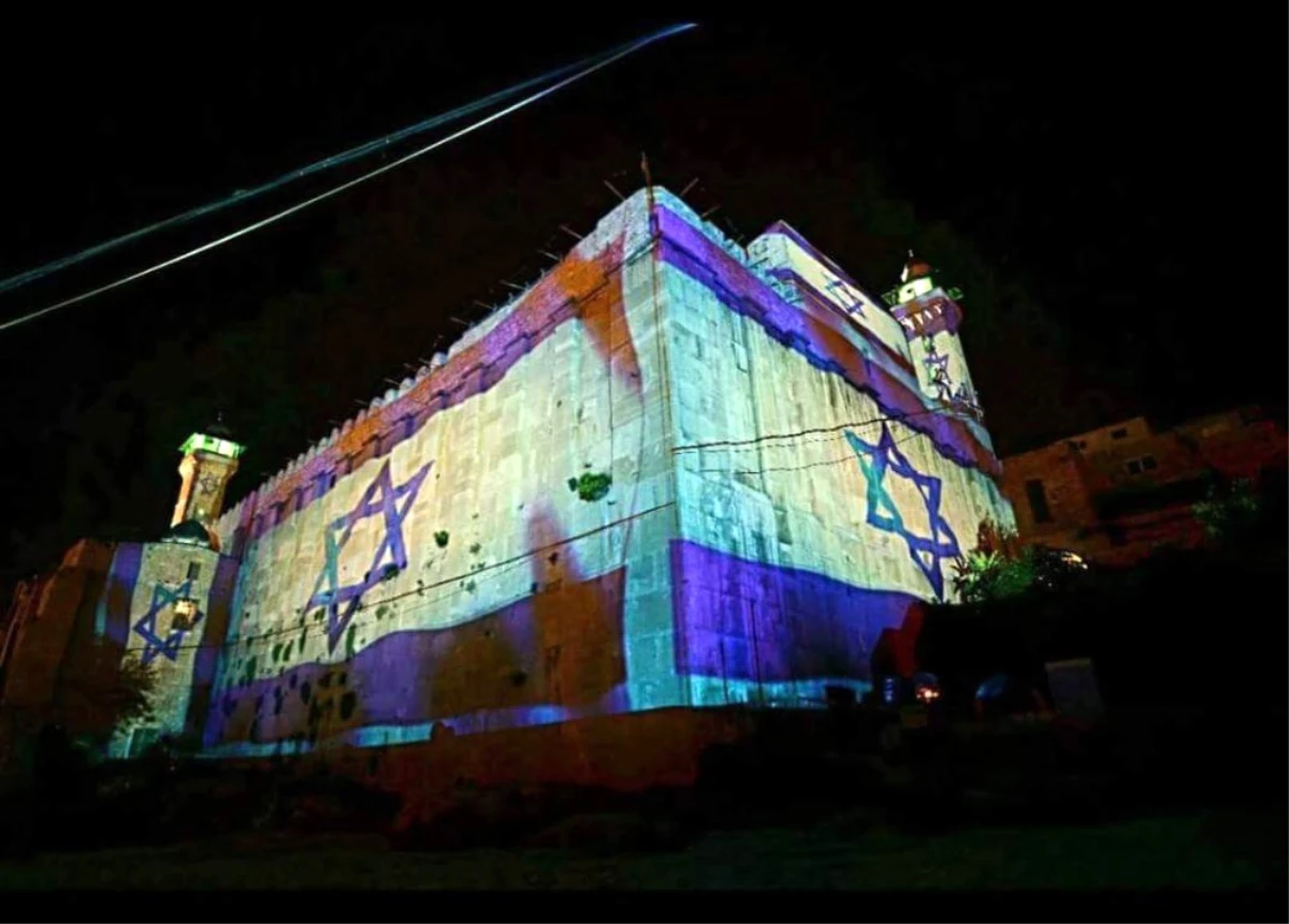 Büyük Terbiyesizlik! Caminin Duvarlarına İsrail Bayrağını Yansıttılar