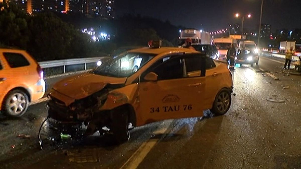İstanbul\'da Tem Otoyolunda 5 Aracın Karıştığı Zincirleme Trafik Kazası Sonucu Edirne İstikameti...