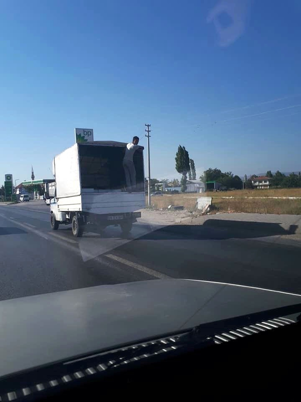 Kamyona Asılan Şahsın Tehlikeli Yolculuğu