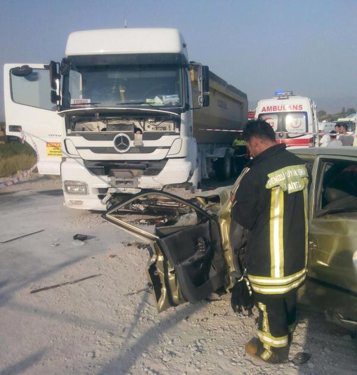 Kamyonla Otomobil Çarpıştı: 1 Ölü, 2 Yaralı