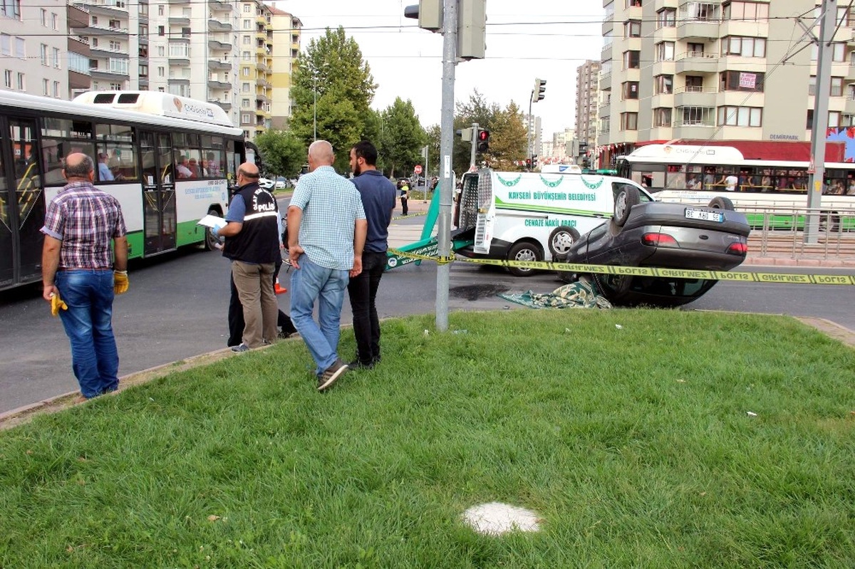 Kayseri\'de İki Otomobil Çarpıştı: 1 Ölü, 1 Yaralı