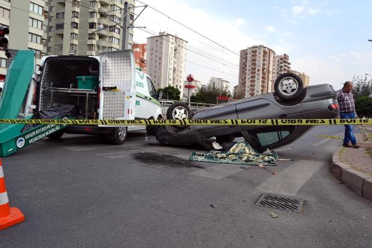 Kayseri\'de İki Otomobil Çarpıştı: 1 Ölü