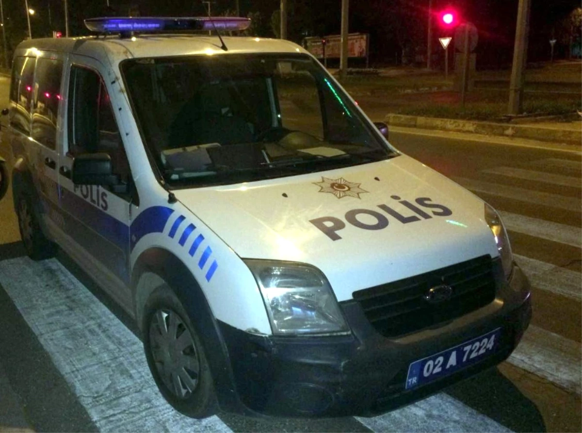 Kendisini Durdurmak İsteyen Polis Aracına Çarparak Kaçtı