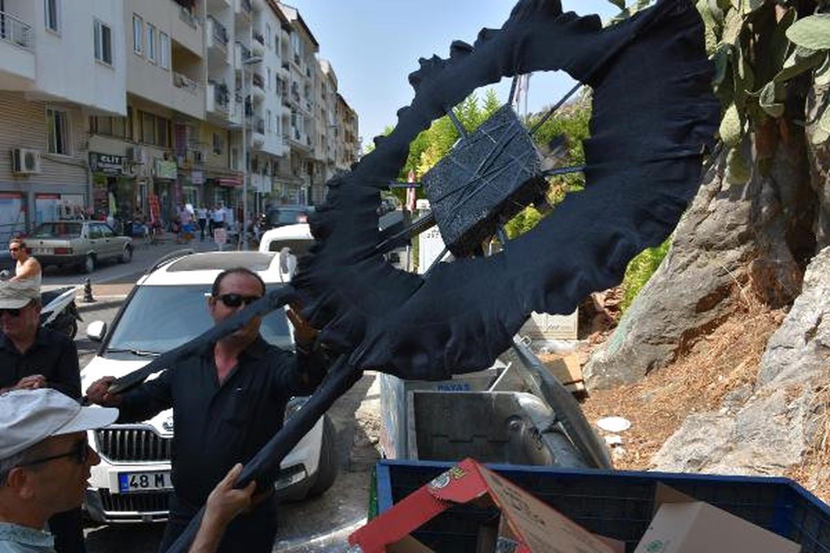 Marmaris\'te \'Atatürk\'süz Müfredata Hayır\' Eylemi
