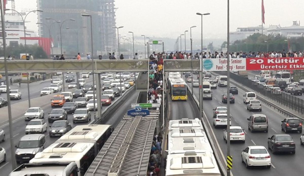 Metrobüs Duraklarında İnsan Seli