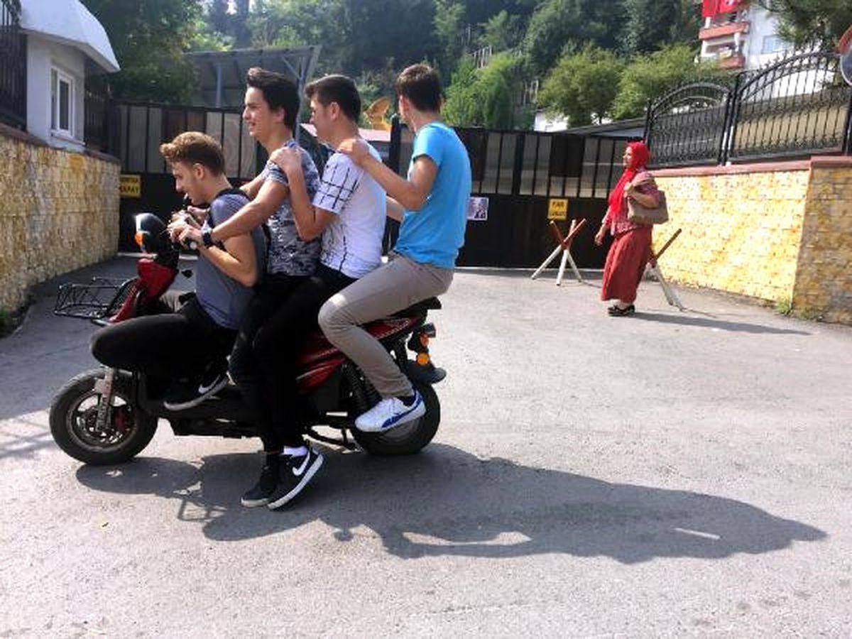 Motosiklet Üzerindeki 4 Gencin Tehlikeli Yolculuğu