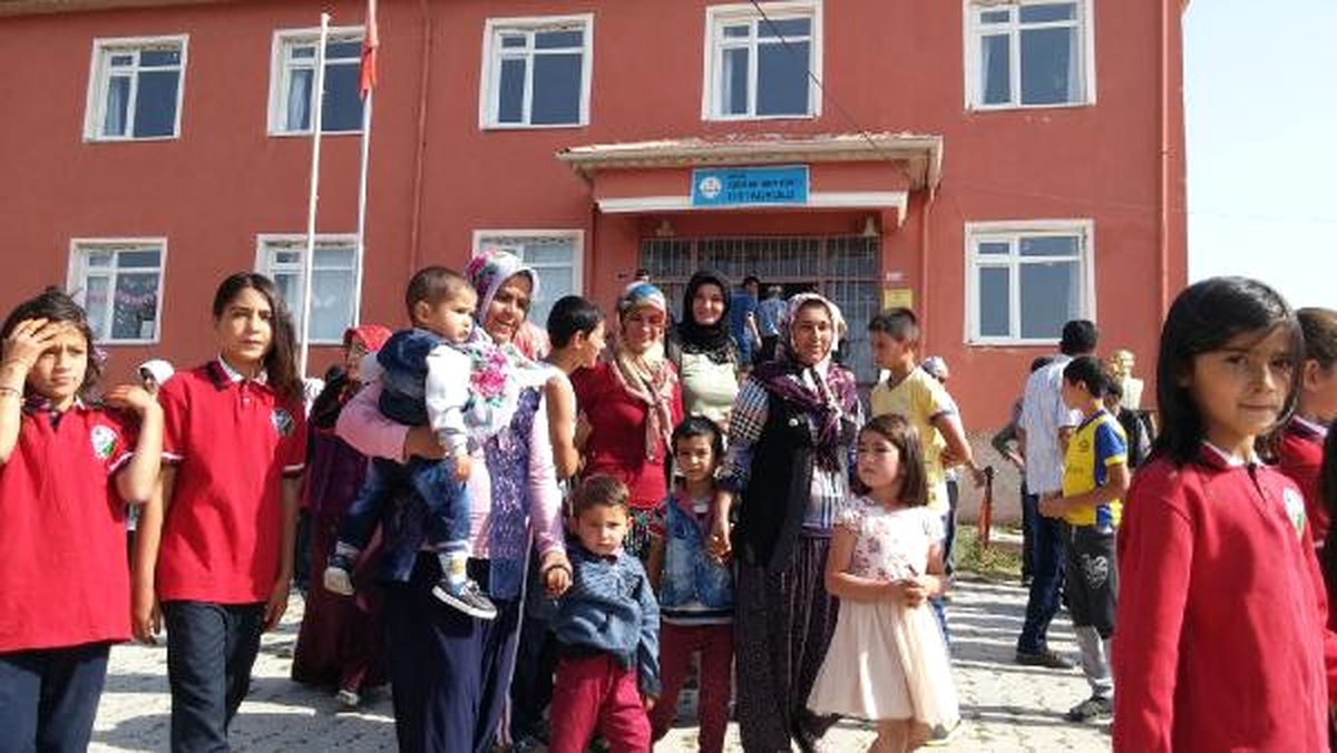Niğde\'de Okulun Öğrenci Azlığından Kapatılmasına Tepki