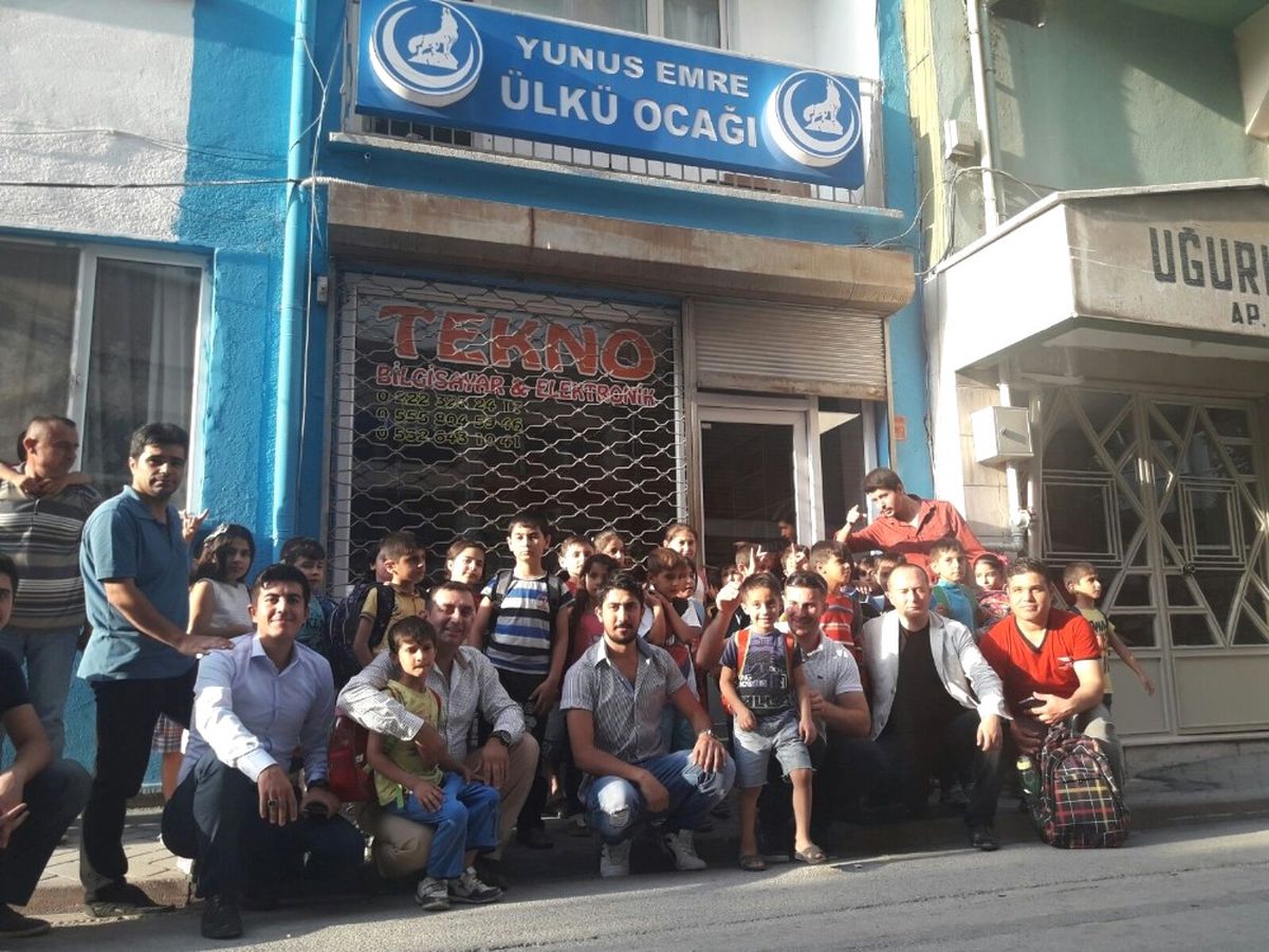 Okula Yeni Başlayan Çocukların Yüzünü Ülkücü Ağabeyleri Güldürdü