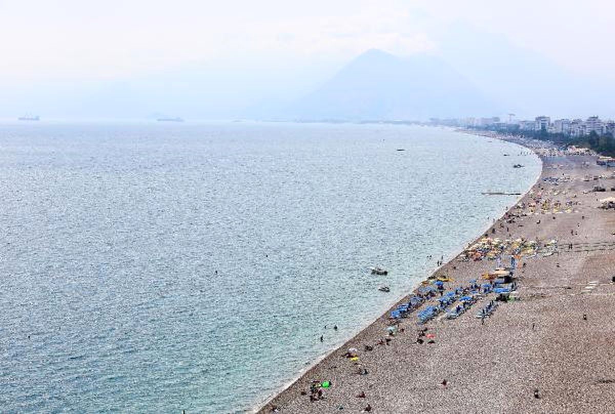 Okullar Açıldı, Konyaaltı Sahili Boşaldı