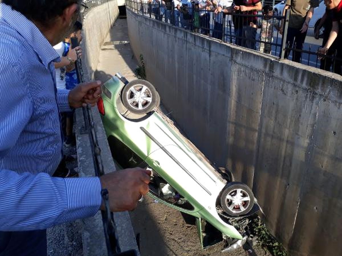 Otomobil Su Kanalına Düştü, Sürücü Yaralandı