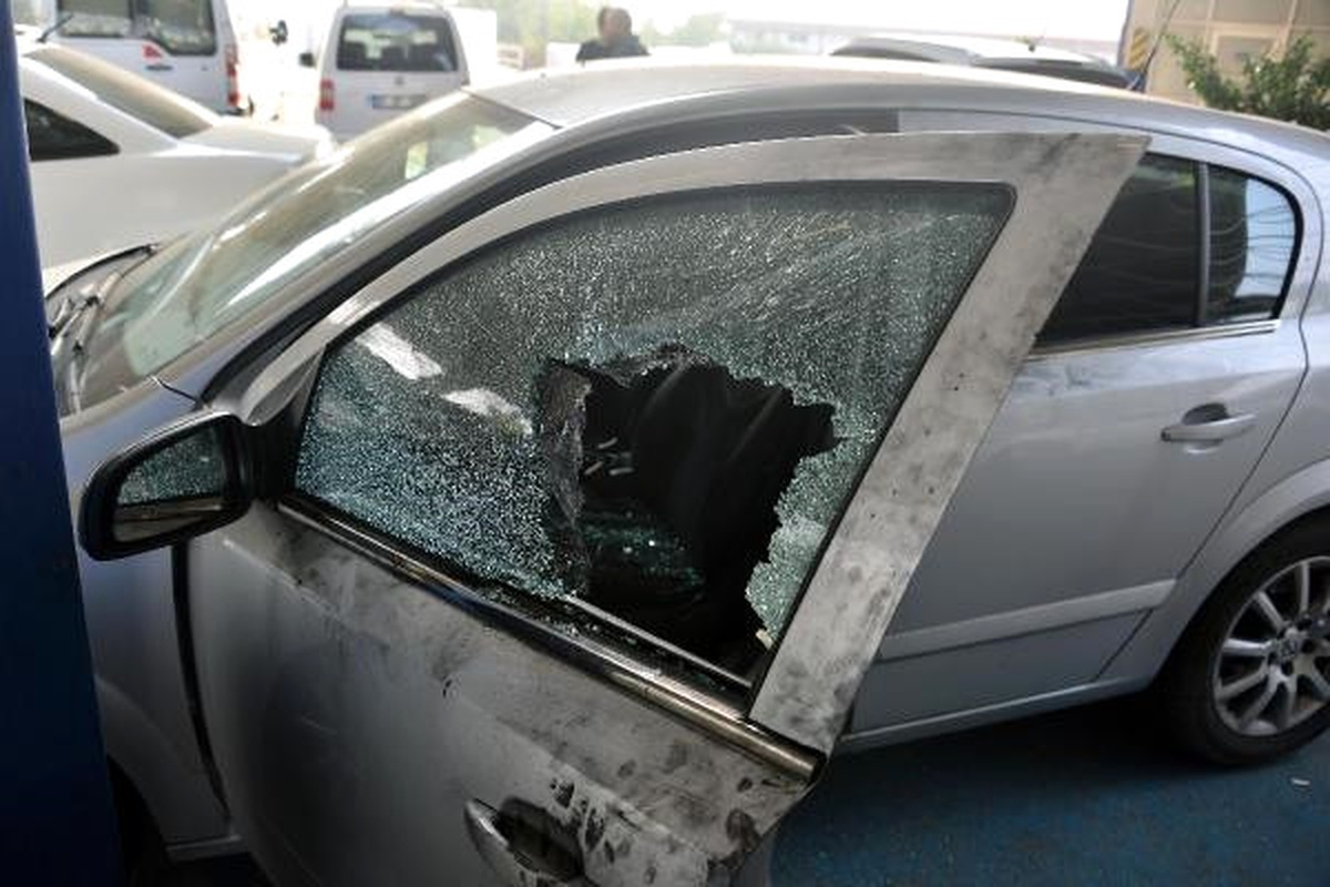 Otomobilin Camını Kırıp 39 Bin Lira Çaldılar