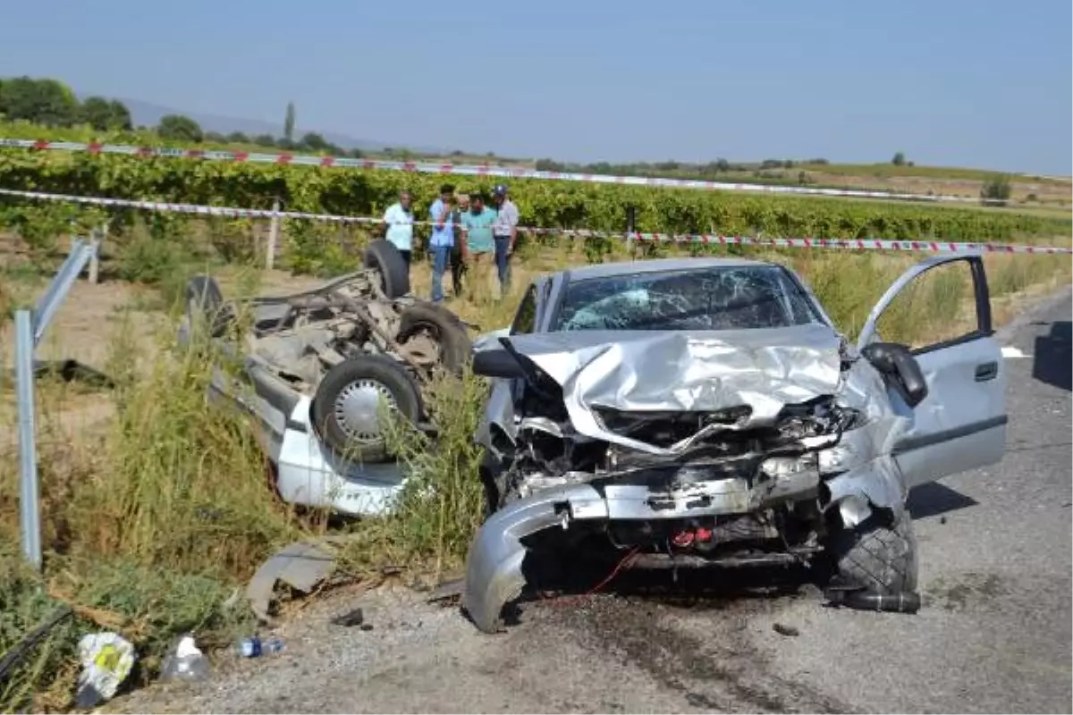 Otomobiller Kavşakta Çarpıştı: 2 Ölü, 7 Yaralı