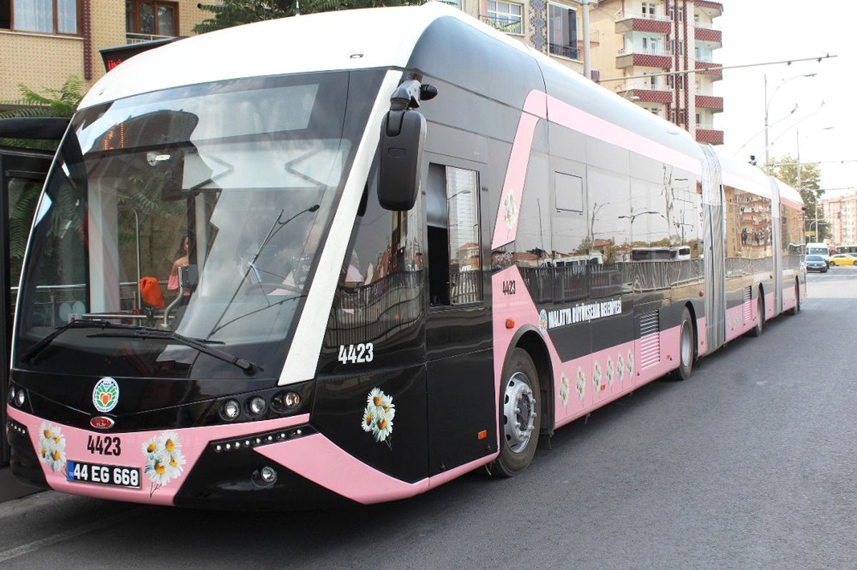 Pembe Trambüsler İlk Seferini Yaptı