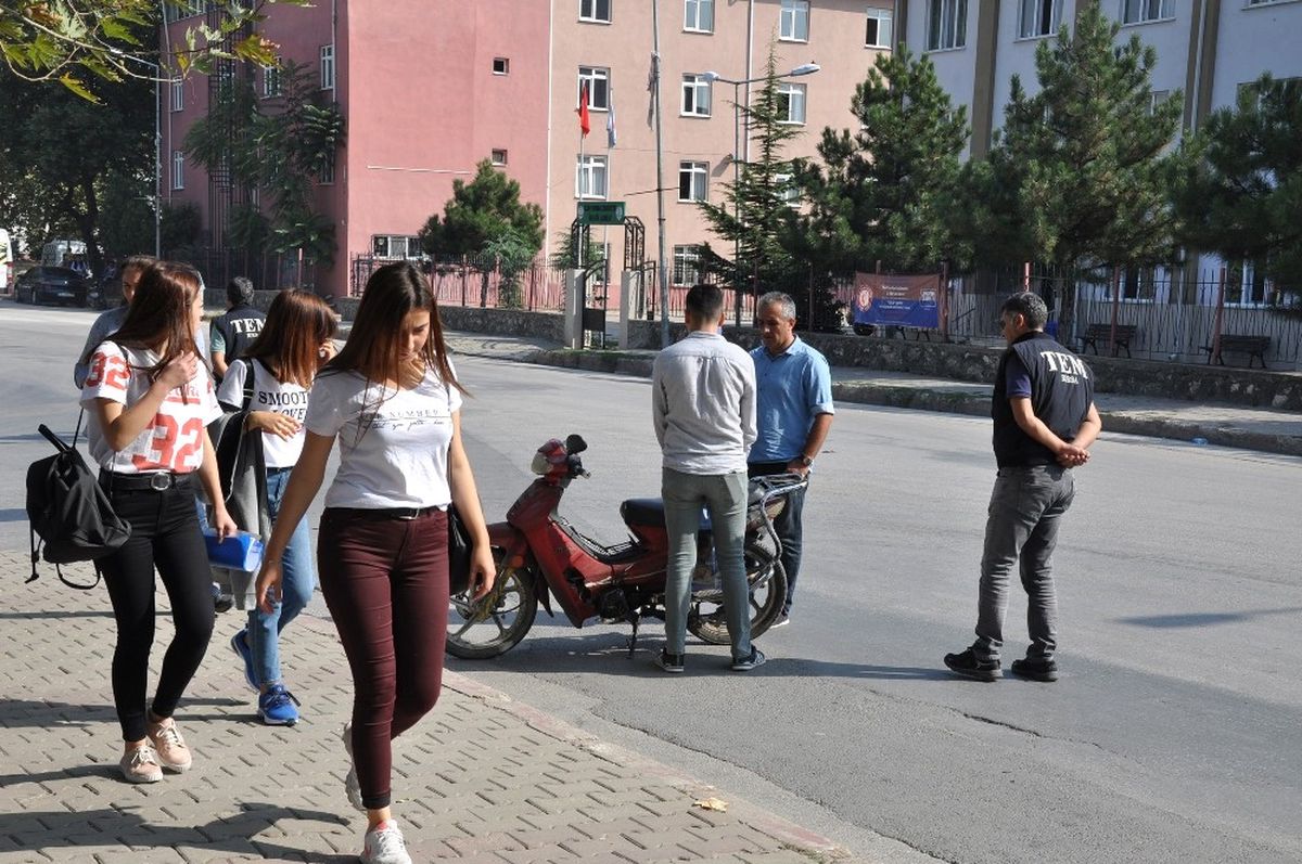 Polis Okulların Çevresinde Kuş Uçurtmuyor