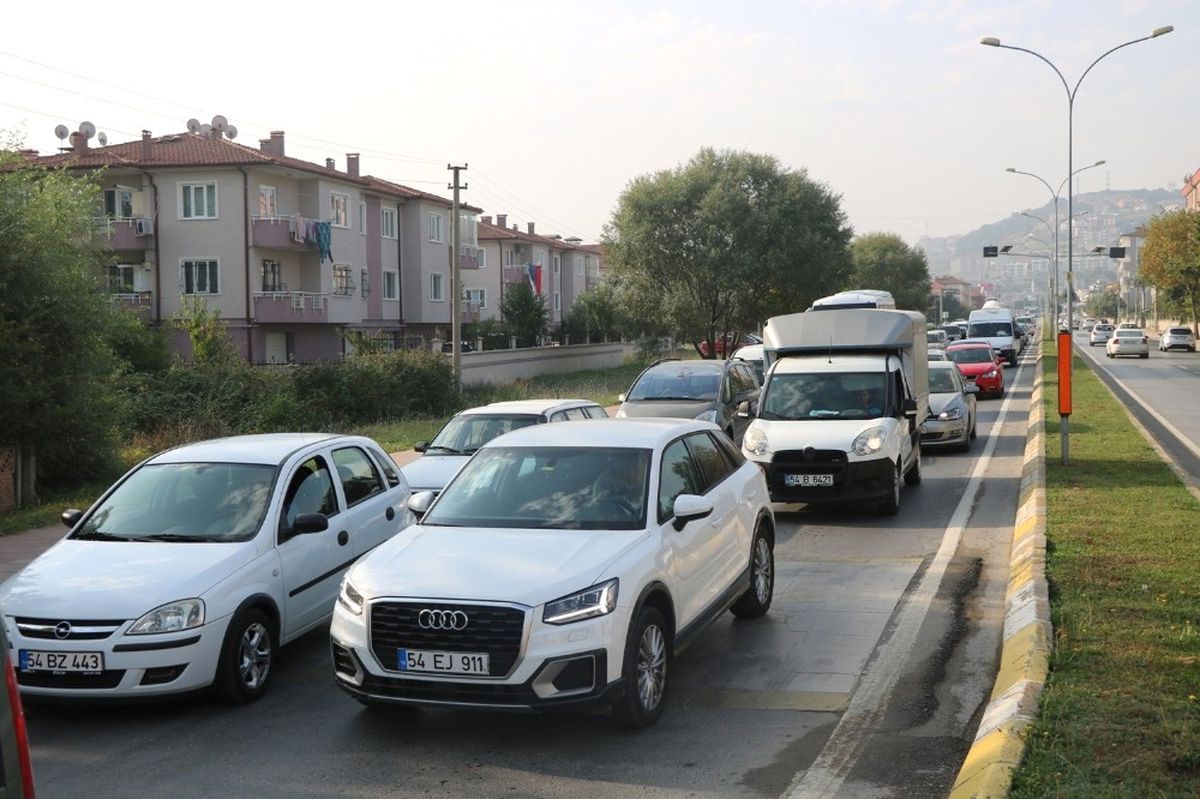 Sakarya\'da Okullar Açıldı, Trafik Durma Noktasına Geldi