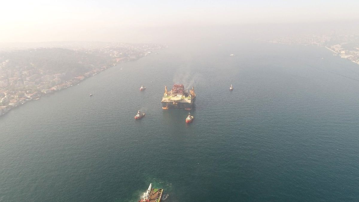 Scarabeo 9\' Adlı Dev Petrol Arama Platformunun Geçişi Havadan Görüntülendi