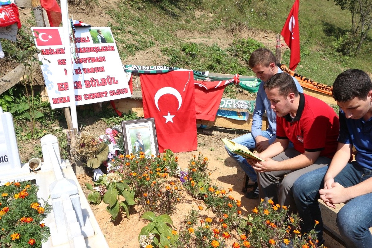 Sınıf Arkadaşları ve Öğretmenleri Okulun İlk Gününde Şehit Eren Bülbül\'ün Kabrini Ziyaret Ettiler