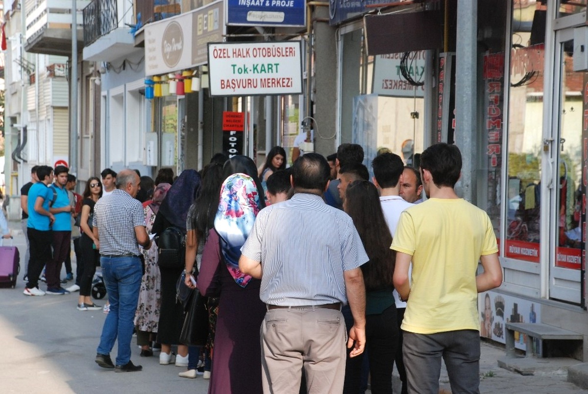 Tokat\'ta Öğrencilerin \'Elektronik Kart\' Kuyruğu