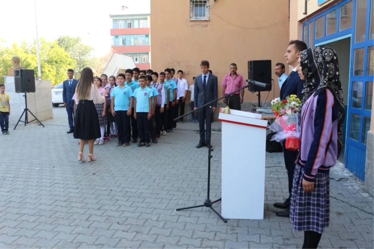 Tuzluca\'da İlköğretim Haftası Kutlandı
