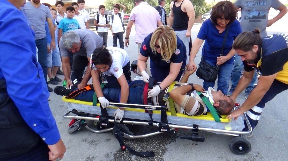 Yaralanan Sürücü Eşinin Elini Bir An Olsun Bırakmadı