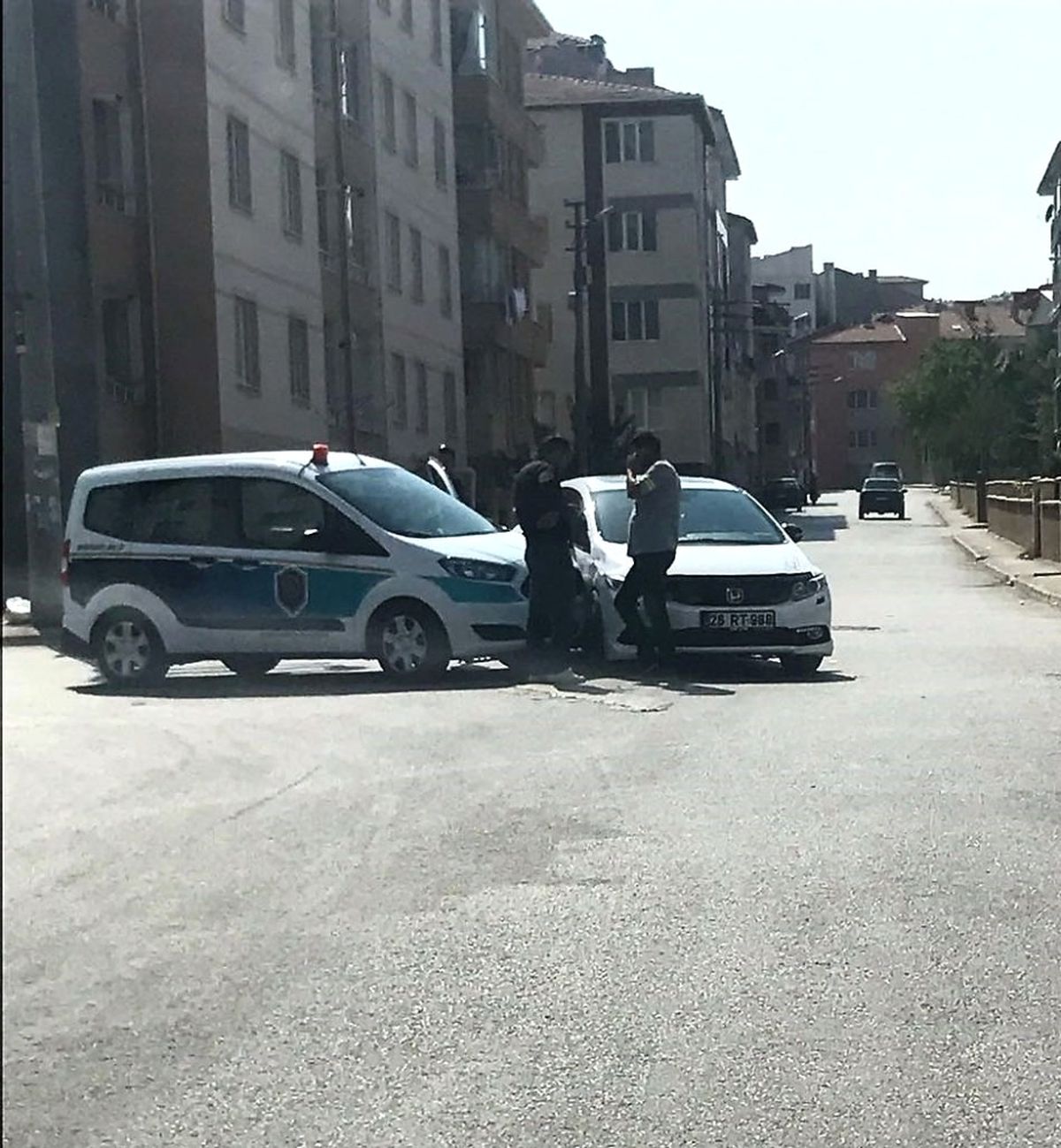 Zabıta Aracı ile Otomobil Çarpıştı