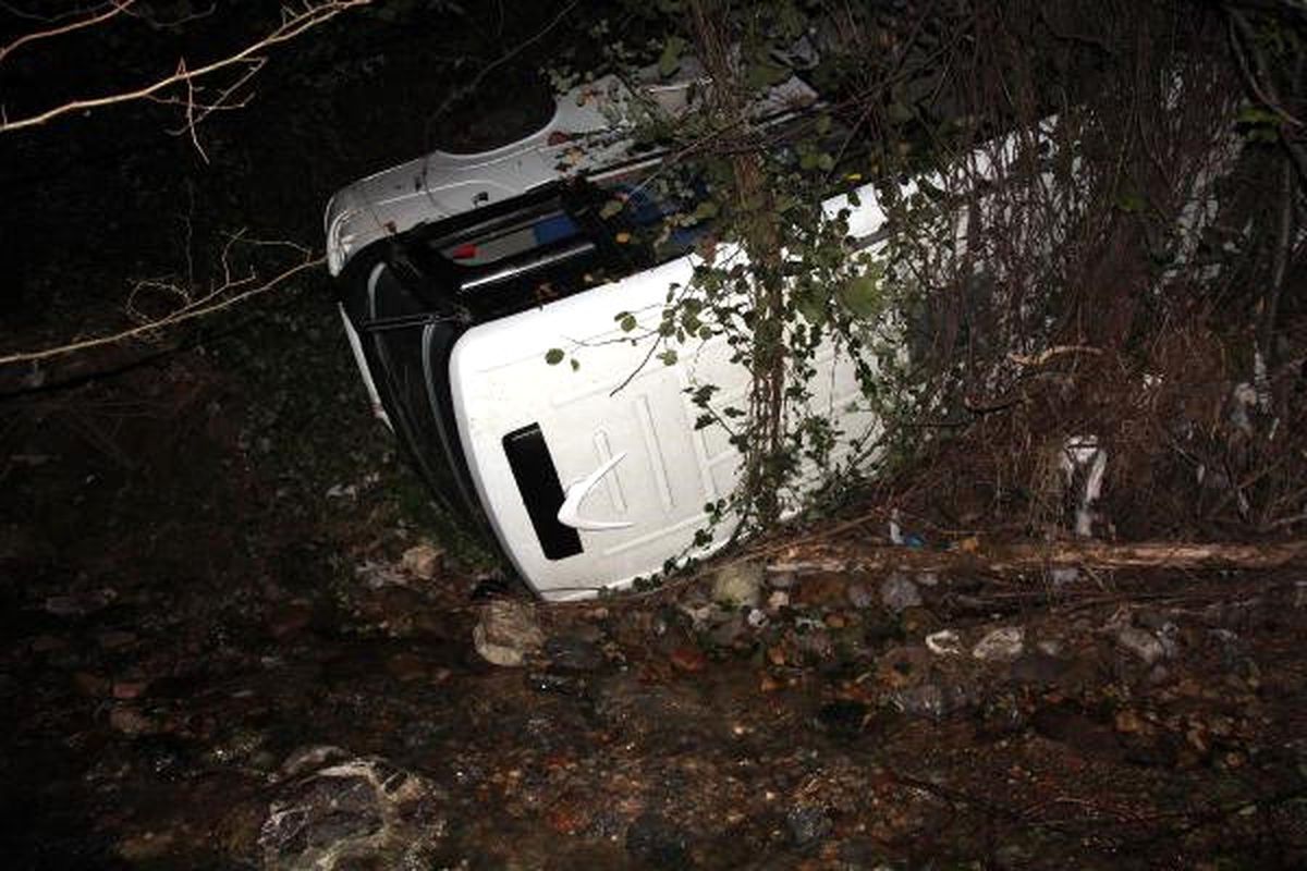 Zonguldak\'ta Kaza Yapan Minibüsü Dereye Düşmekten Ağaçlar Kurtardı