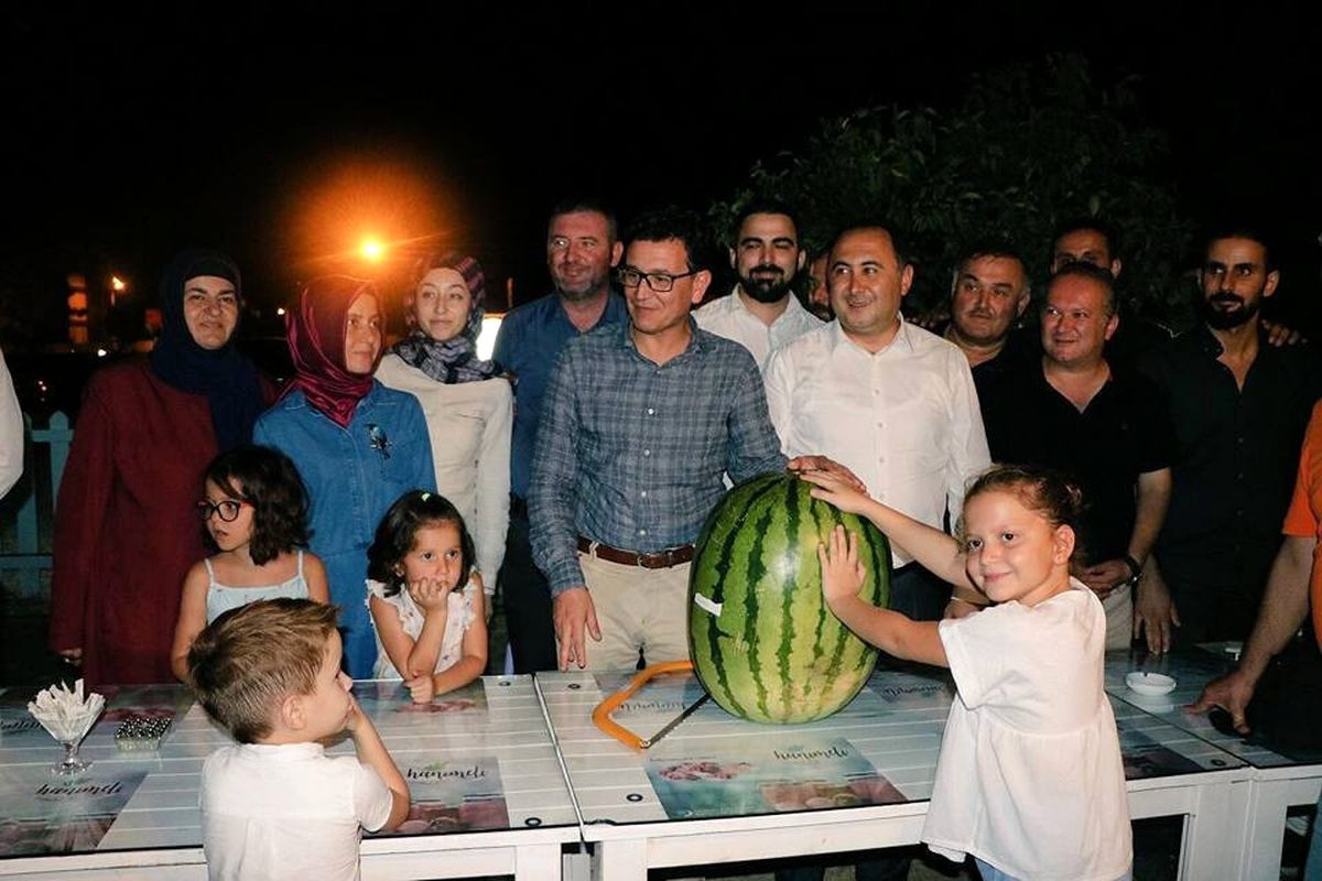 47 Kilo Ağırlığındaki Dev Karpuz Testereyle Kesildi