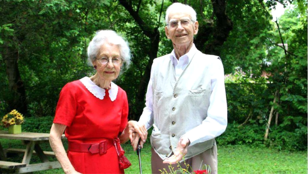 75 Yıllık Evli Çift, 5 Saat Arayla Hayata Veda Etti