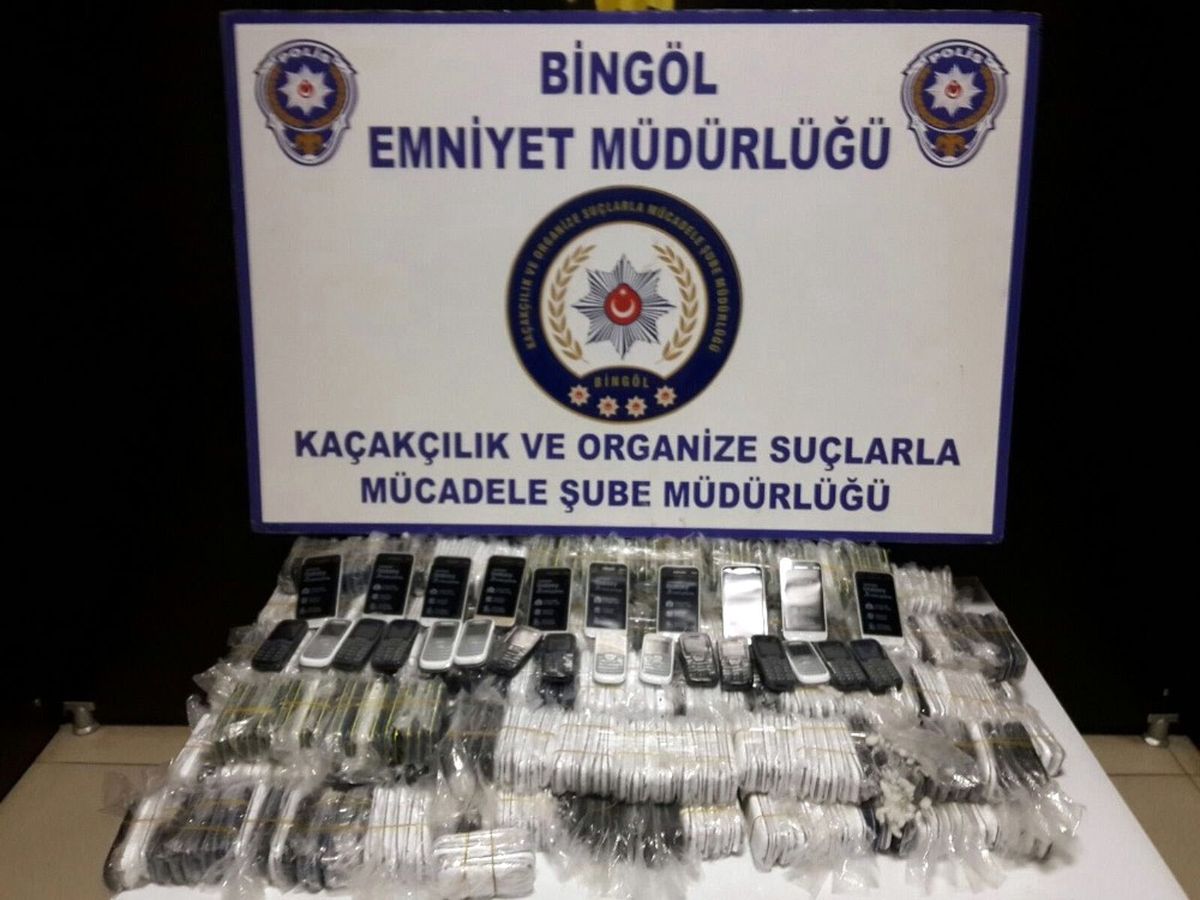 830 Adet Kaçak Telefon İçin Ailesini Kullandı