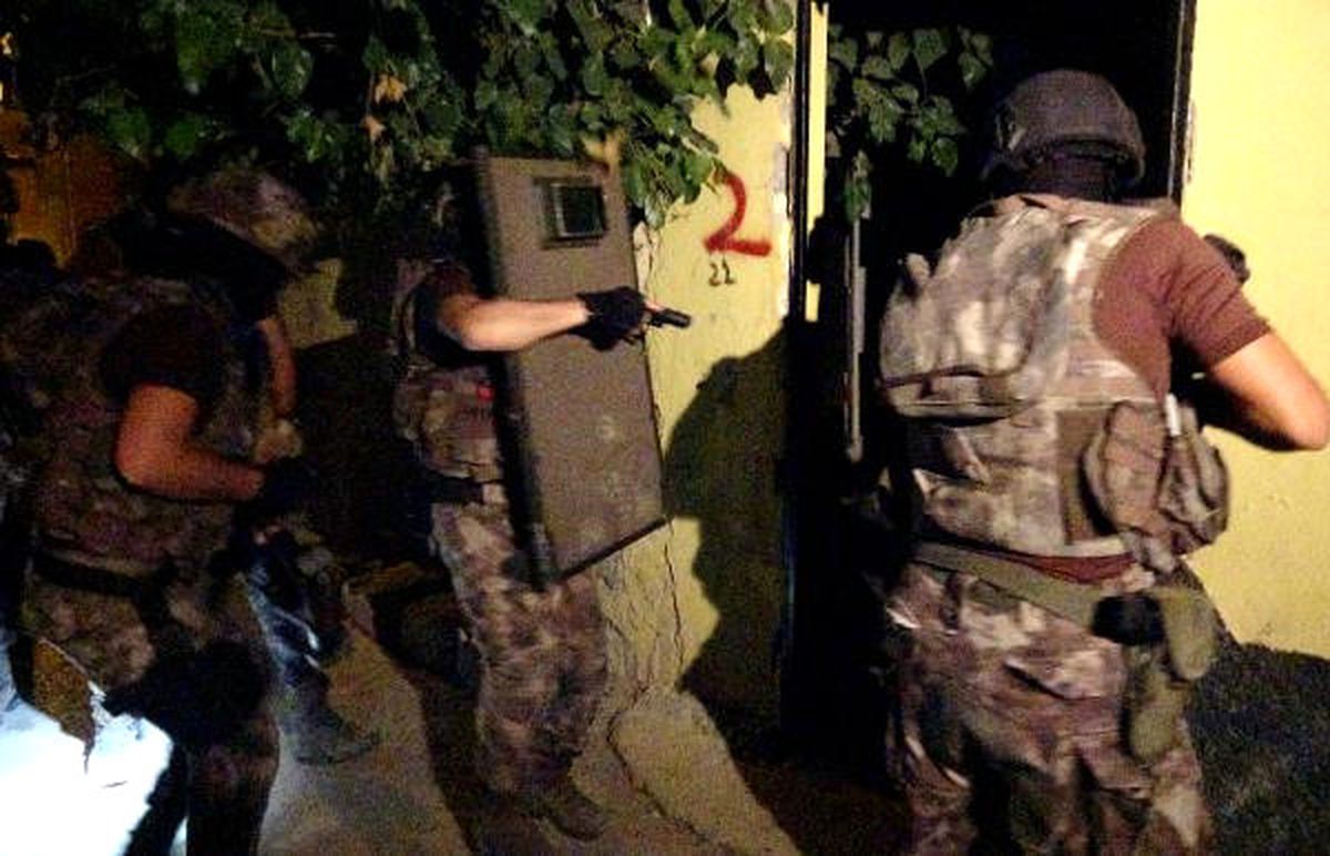 Adana\'da Merkezli 3 İlde Uyuşturucu Operasyonu: 18 Gözaltı