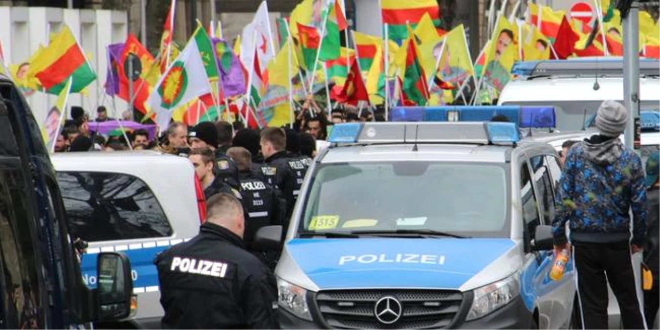 Almanya\'dan Komik Gerekçe: Mavi Gömlekli Öcalan Yasak, Beyaz Gömlekli Serbest
