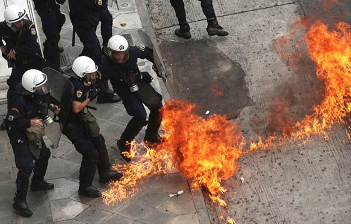 Atina\'da Göstericiler Polisle Çatıştı