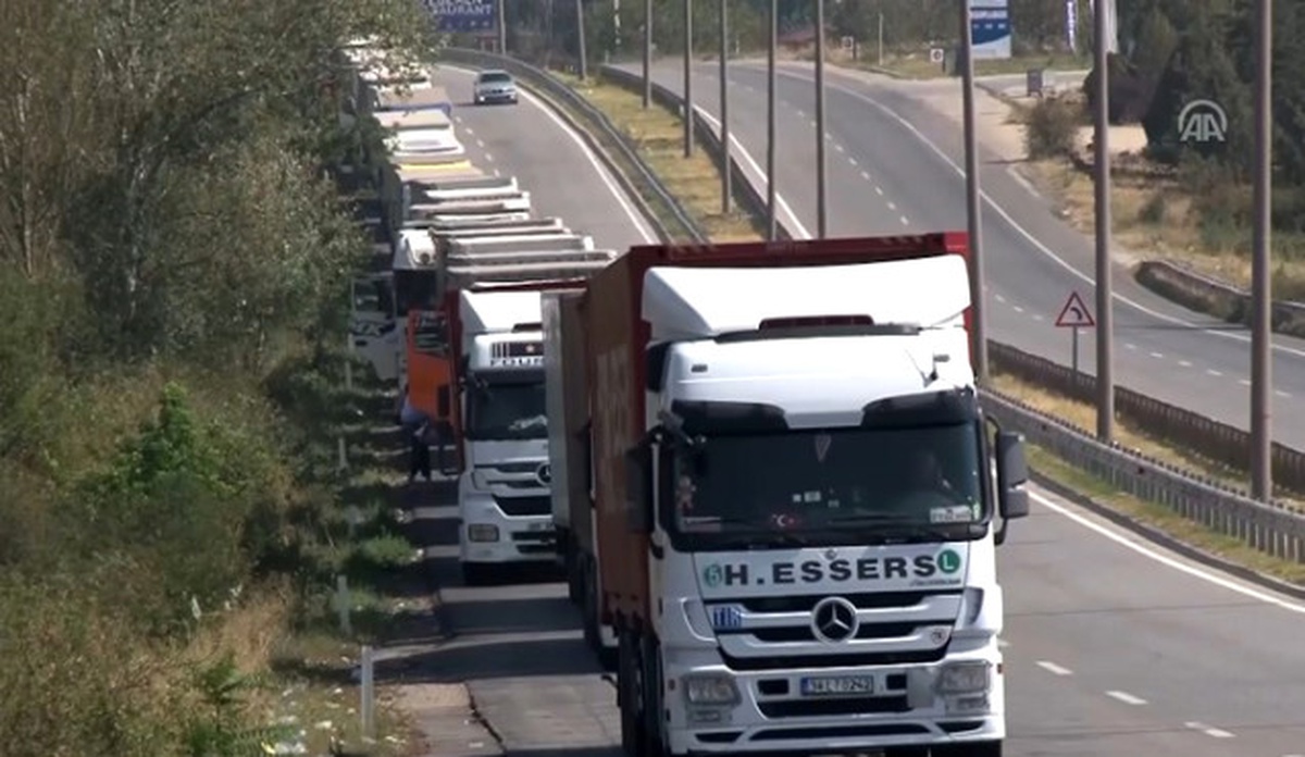 Avrupa\'ya Açılan Sınır Kapılarında Tır Kuyruğu