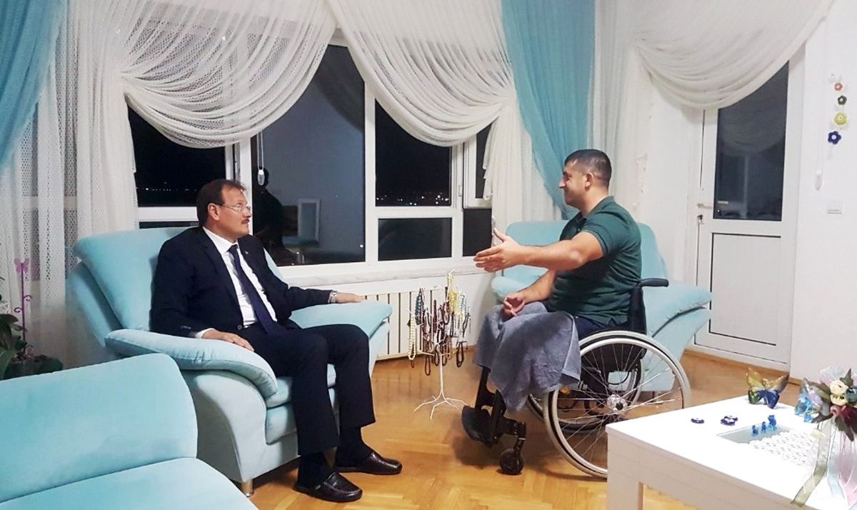 Başbakan Yardımcısı Çavuşoğlu Kahraman Komutanı Evinde Ziyaret Etti