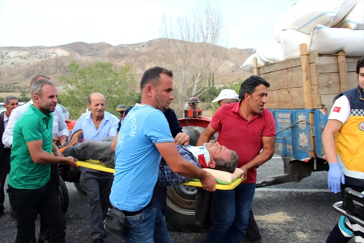 Başına Saman Çuvalı Düşen Traktör Sürücüsü Yaralandı